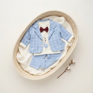 Costum bebe baiat bleu cu sacou, body alb, papion bordo si pantaloni, fotografie de produs pe fundal alb