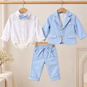 Costum elegant bebe baieti 3 piese bleu cu sacou, pantaloni si body cu papion, prezentare in decor