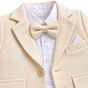 Costum elegant bebe baieti 3 piese ivoire cu sacou, pantaloni si body cu papion, prezentare in decor