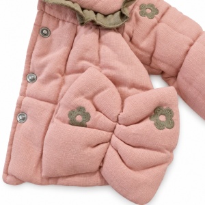 Costum fetita 3 piese roz cu geaca imblanita bluza si pantaloni evazati, prezentare in decor