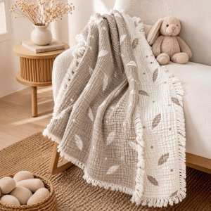 Patura bebe reversibila din muselina 4 straturi, 90x90 cm, model cu pene, crem-bej, prezentare in decor