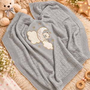 Paturica bebe imblanita 85x95 cm, tricot gri, cu ursulet, luna, norisori si stelute