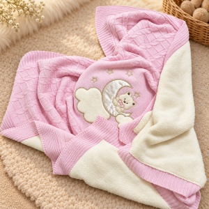 Paturica bebe imblanita 85x95 cm, tricot roz cu ursulet, luna si stelute