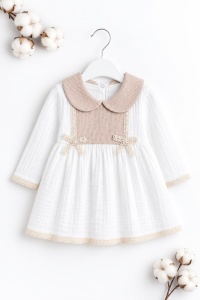 Rochita bebe fetite din muselina alba cu guler bej si fundite elegante - Img 3