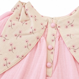 Rochita fetita roz cu bolero din dantela, prezentare in decor