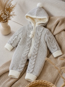 Salopeta bebe din lana cu gluga si interior imblanit, gri, pentru sezonul rece, prezentare in decor