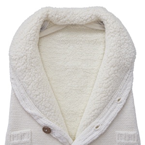 Salopeta bebe tricotata groasa ivory, imblanita cu gluga si urechiuse, prezentare in decor