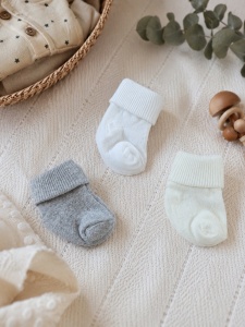 Set 3 perechi sosete bebe gri, alb si ivoire cu manseta moale pentru nou nascut