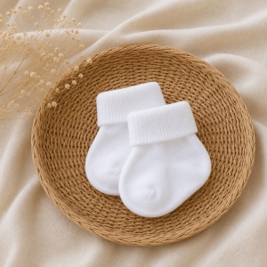 Set 3 perechi sosete bebe rosii, ivoire si albe cu manseta moale pentru nou nascut - Img 4