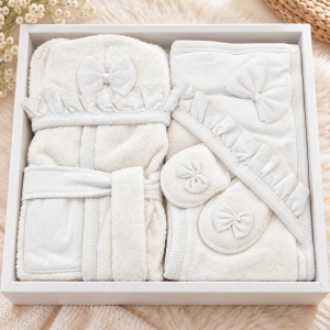 Set baie bebe 4 piese din bumbac, halat cu gluga, prosop, manusa si papuci, fundite, alb - Img 2