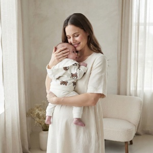 Set bebe 3 piese din bumbac alb cu ursuleti, hanorac cu gluga, body si pantaloni - Img 2