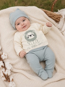 Set bebe 3 piese verde din bumbac cu bluza pantalon si caciulita my little lion