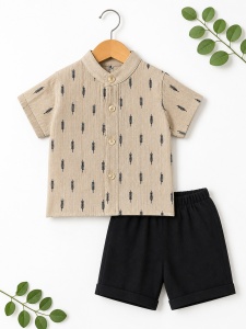 Set bebe baiat 2 piese camasa crem cu imprimeu si pantaloni scurti negri elegant - Img 2