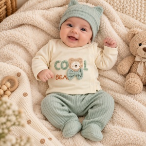 Set bebe din bumbac 3 piese crem si vernil cu ursulet, pantaloni raiati si botosei integrati