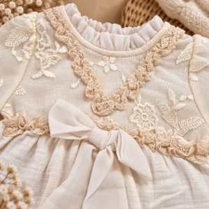 Set botez fetita premium din muselina 4 piese ivoire cu dantela, broderii si paturica - Img 8