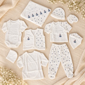 Set nou nascut 10 piese bumbac alb cu barcute, paturica, body, pantaloni si accesorii