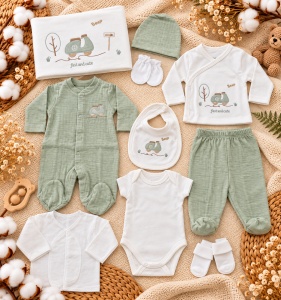 Set nou nascut 10 piese bumbac alb verde salvie cu scuter, salopeta, paturica si accesorii
