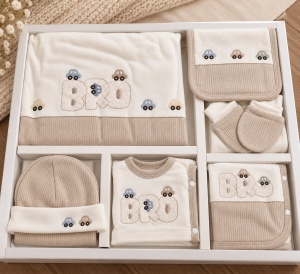 Set nou nascut 10 piese din bumbac, crem-bej, masinute brodate, paturica si accesorii - Img 5