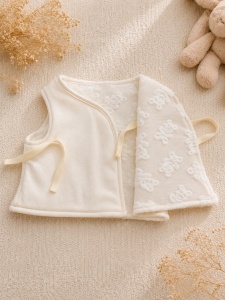 Set nou-nascut 10 piese din bumbac organic crem cu maro si ursulet, prezentare in decor