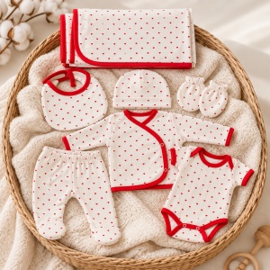 Set nou nascut 7 piese din bumbac crem cu inimioare rosii, paturica, body si pantaloni