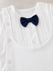 Set nou nascut elegant 10 piese din 100% bumbac alb cu papion bleumarin si paturica, fotografie de produs pe fundal alb