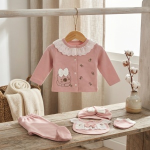 Set nou-nascut fetita 5 piese bumbac, roz pudrat cu floricele, fundite si botosei integrati - Img 3