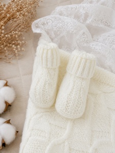 Set premium 4 piese pentru bebe fetita din lana de oaie cu port-bebe tricotat, salopeta, caciulita, botosei, prezentare in decor