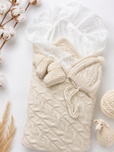 Set premium pentru bebe din lana de oaie 4 piese cu port-bebe si salopeta tricotata crem, detaliu material si finisaje