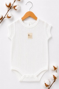 Body bebe alb din bumbac cu model ajurat si maneca scurta