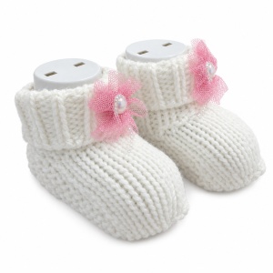Botosei tricotati din lana pentru bebelusi, cu floare roz si perla decorativa