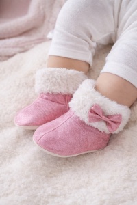 Cizmulite bebe roz cu fundita, blanita decorativa si talpa moale pentru bebelusi