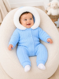 Combinezon bebe baiat bleu tricotat, imblanit integral, cu gluga si blanita premium