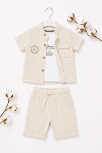 Compleu bebe baieti 3 piese din muselina cu tricou alb din bumbac si pantaloni crem, fotografie de produs pe fundal alb
