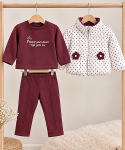 Costum bebe 3 piese bordo cu geaca groasa matlasata, bluza si pantaloni, prezentare in decor