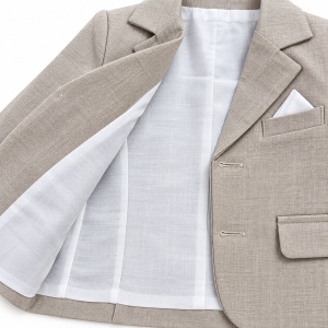 Costum bebe baiat bej nisipiu 3 piese sacou pantaloni camasa alba cu papion, prezentare in decor