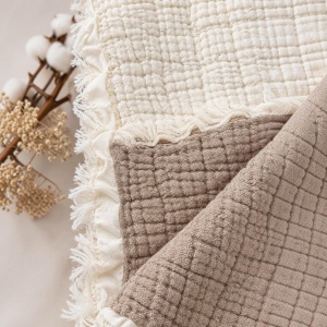 Patura bebe din muselina 4 straturi, 90x90 cm, crem-bej, moale si respirabila, prezentare in decor