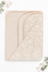 Paturica bebe bej deschis cu model embosat 100x100 cm pufoasa moale pentru nou nascut - Img 3