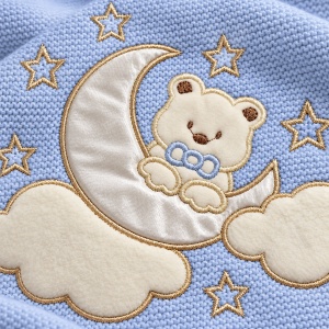 Paturica bebe imblanita 85x95 cm, tricot bleu, cu ursulet, luna si stelute - Img 4