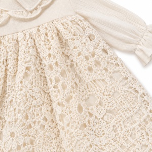 Rochita fetita ivory cu broderie si nasturi decorativi, prezentare in decor