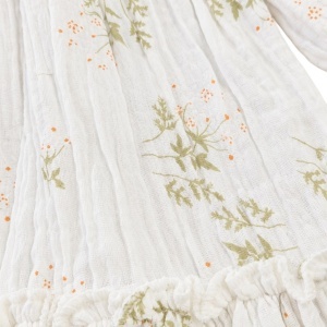 Rochita fetita ivory cu guler verde contrastant, prezentare in decor