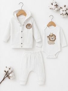 Set bebe 3 piese bumbac alb cu leu, body pantaloni hanorac nou nascut premium, fotografie de produs pe fundal alb