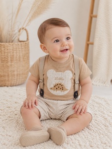 Set bebe baiat 2 piese cu bretele – tricou imprimeu urs si pantaloni scurti eleganti