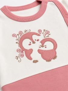 Set bebe fetita roz 3 piese din bumbac cu bluza pantalon si caciulita model pinguin - Img 4