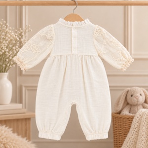 Set botez fetita premium din muselina 4 piese ivoire cu dantela, broderii si paturica - Img 5