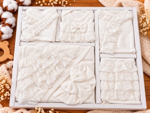 Set nou nascut 10 piese bumbac alb cu dantela, paturica, salopeta, body si accesorii - Img 2