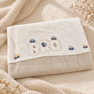 Set nou nascut 10 piese din bumbac, crem-bej, masinute brodate, paturica si accesorii - Img 2