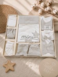 Set nou nascut 10 piese gri cu dungi din bumbac, complet pentru bebelusi, prezentare in decor