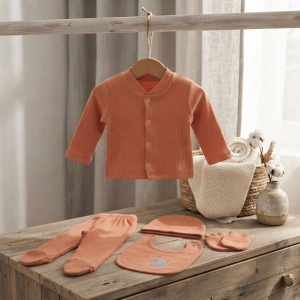 Set nou nascut 5 piese caramiziu reiat, bluza, pantaloni cu botosei, caciulita, baveta si manusi - Img 3