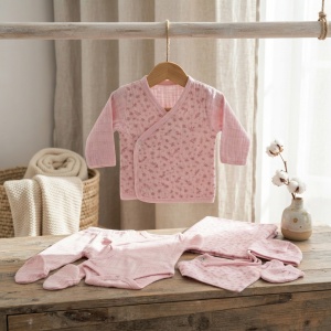 Set nou nascut 7 piese din muselina roz cu imprimeu floral, body, bluzita, pantaloni si paturica - Img 3