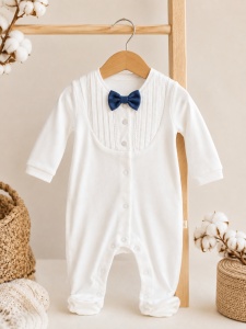 Set nou nascut elegant 10 piese din 100% bumbac alb cu papion bleumarin si paturica, detaliu material si finisaje
